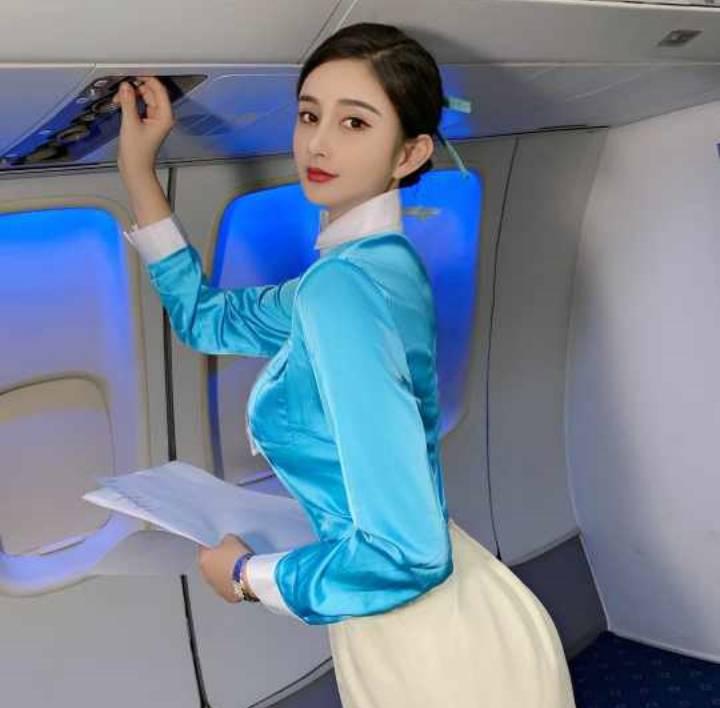 兼职的性感翘臀空姐