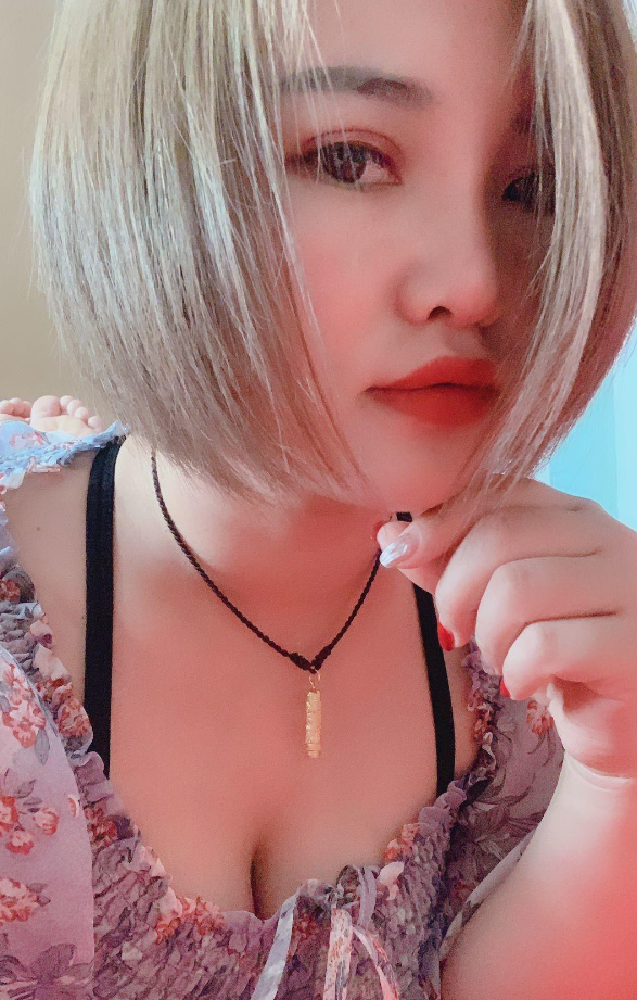 近日口碑不错的90后爆乳坦克，大胸电臀可上门